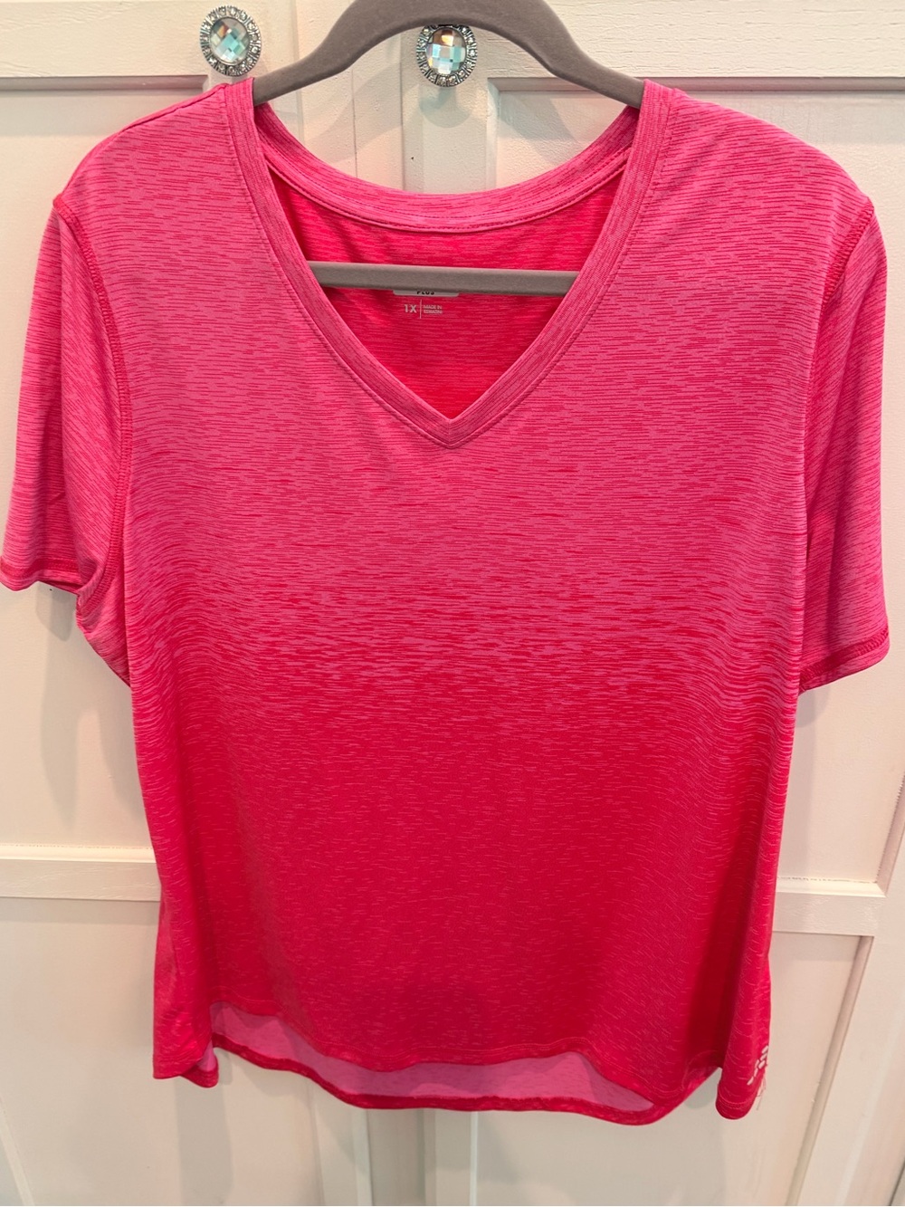 Size 1X Women’s V-Neck Active Tee - Ombre Pink